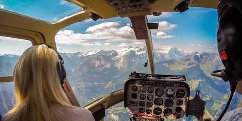Blick aus Helikopter auf die Alpen