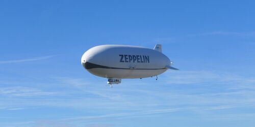 Zeppelin vor blauem Himmel