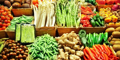 Buntes Gemüse auf einem Marktstand