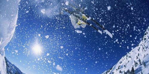 Skispringer mit Schnee und blauem Himmel