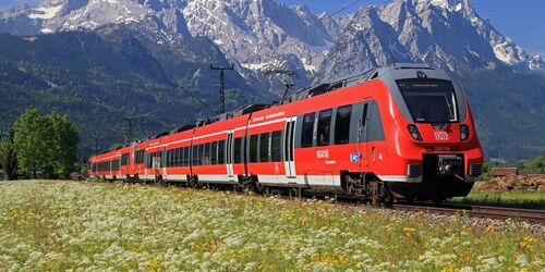 Werdenfelsbahn vor Bergpanorama