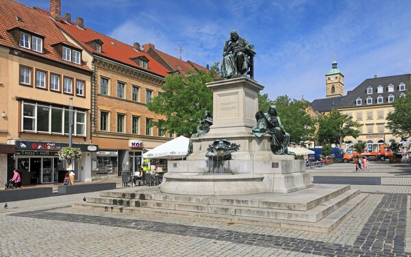 Blick über den Markt mit Friedrich-Rückert-Denkmal, Foto: Uwe Miethe, Lizenz: DB-AG