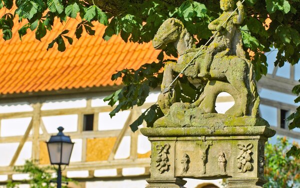 Bildstock mit Freifigur an den Kirchgaden Schleerieth