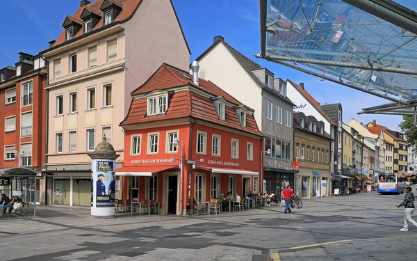 Schweinfurter Innenstadt - Blick vom Roßmarkt in die Wolfsgasse, Foto: Uwe-Miethe, Lizenz: DB AG