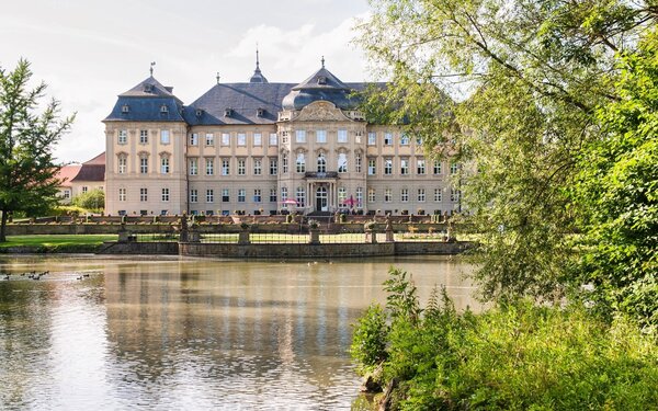 Schloss Werneck mit Blick auf den Parksee