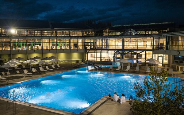 Thermalaußenbecken bei Nacht (Altmühltherme)