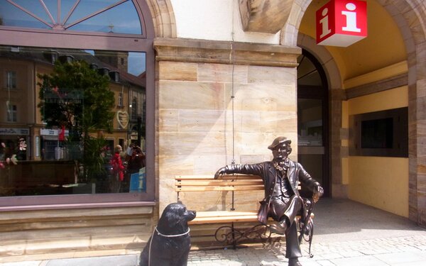 Wagner-Bank vor Tourist-Info, Foto: BMTG