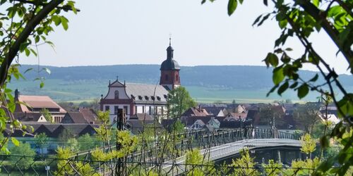 Alte Mainbrücke mit Blick auf Zellingen