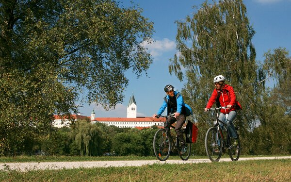 Radfahren am Isardamm in Freising