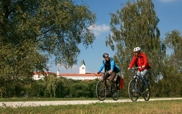 Radfahren am Isardamm in Freising, Foto: Touristinfo Freising - Herbert Bungartz