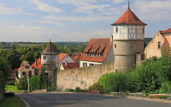 An der östlichen Stadtmauer von Dettelbach, Foto: Uwe Miethe, Lizenz: DB AG