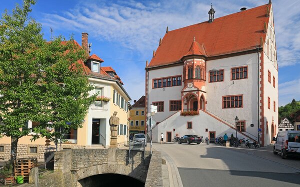 Historisches Rathaus am Rathausplatz in Dettelbach, Foto: Uwe Miethe, Lizenz: DB AG