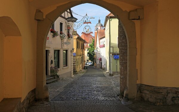 Blick durch das historische Faltertor in die Falterstraße