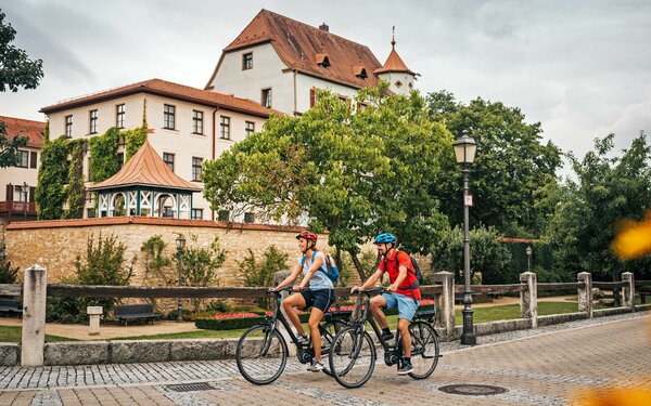 Altmühltal-Radweg – Radler vor dem Schloss in Treuchtlingen