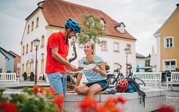 Altmühltal-Radweg – Radler am Brunnen in Treuchtlingen