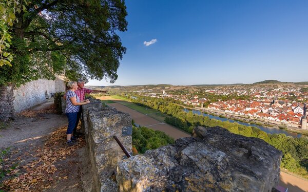 Karlsburg Wanderer Blick von der Karlsburg auf Karlstadt, Foto: JM, Lizenz: Stadt Karlstadt