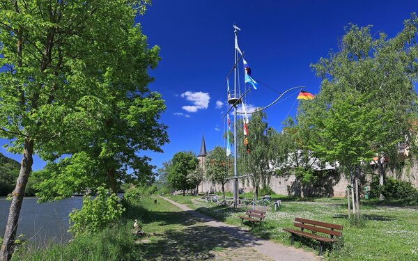 Karlstadt Mainwiesen, rechts die Stadtmauer