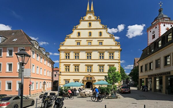 Der Schloßplatz mit dem Seinsheimischen Schloss und der Kirche St. Nikolai