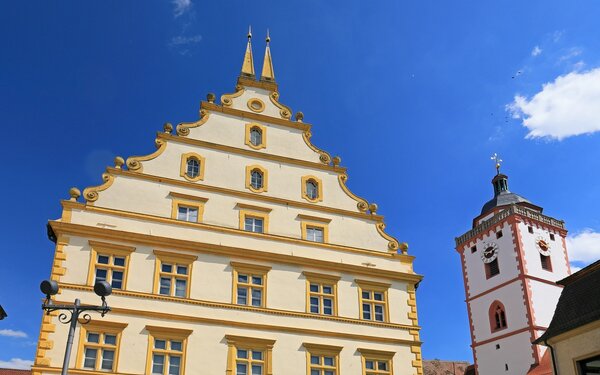 Der Schloßplatz mit dem Seinsheimischen Schloss und der Kirche St. Nikolai, Foto: Uwe Miethe, Lizenz: DB