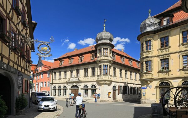 Die Marktstrasse fuehrt links vom Rathaus rechts in Richtung Schlossplatz, Foto: Uwe Miethe, Lizenz: DB