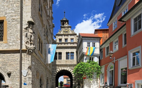 Links das Renaissance-Rathaus mit der St.-Georgs-Figur an der Südostecke. Im Hintergrund das Maintor