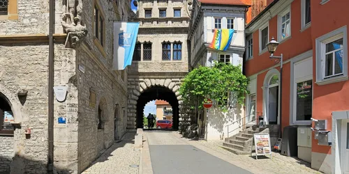 Links das Renaissance-Rathaus mit der St.-Georgs-Figur an der Südostecke. Im Hintergrund das Maintor, Foto: Uwe Miethe, Lizenz: DB