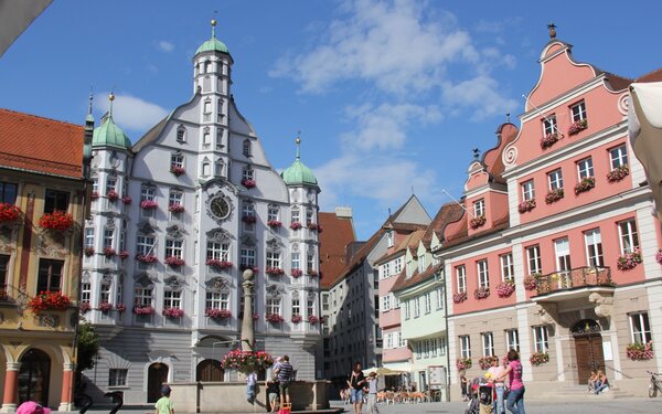 Marktplatz mit Steuerhaus links, Rathaus Mitte und Grosszunft rechts, Foto: Pressestelle der Stadt Memmingen