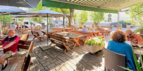 Im Biergarten des "Metzgerbräu" in Hohenwart, Foto: Uwe Miethe