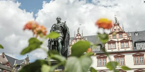 Albert-Denkmal, Marktplatz mit Blumen, Foto: Coburgmarketing, Rainer Brabec