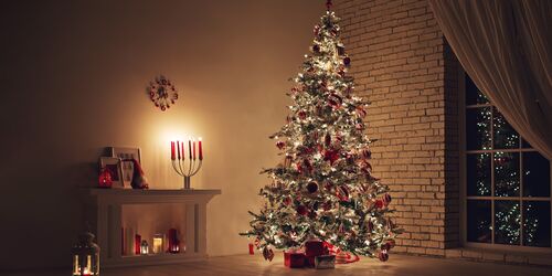 Erleuchteter Weihnachtsbaum im Wohnzimmer