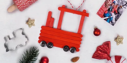 Rote, gebastelte Lok mit Weihnachtsdekoration