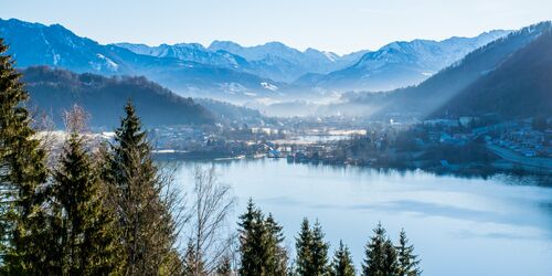 See und Bergpanorama im Winter