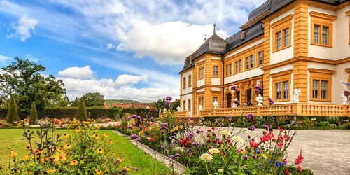 Schloss Veitshöchheim mit bunt bewachsenen Blumenbeeten