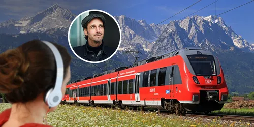 Ein Mensch mit Kopfhörern sieht auf einen Ausblick mit einem Zug und Bergpanorama im Hintergrund