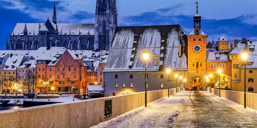 Altstadt mit Kirche im Schnee