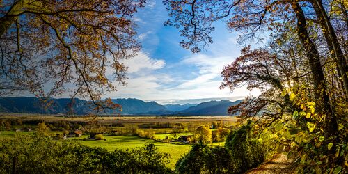 Tal und Berglandschaft