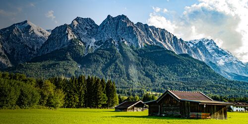 Hütte und Bergpanorama