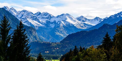 Tal und verschneite Berge