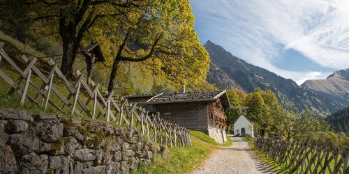 Hütte, Wanderweg und Berge