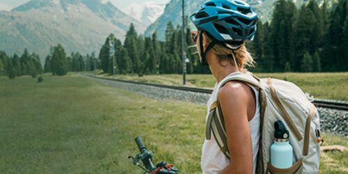 Radfahrerin Aussicht auf Berge