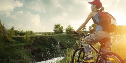 Radweg Natur mit Radfahrerin