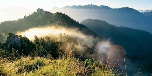 Bergpanorama mit Sonnenschein und Nebel