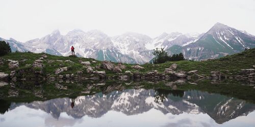 Allgäuer Alpen: Gipfelglück im Spiegel des Guggersees