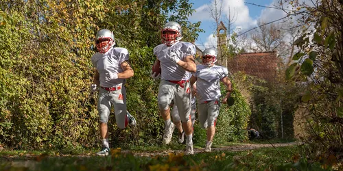 NFL Spieler beim Lauf durch den Wald
