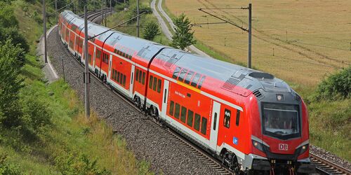 DB Regio Zug auf den Gleisen