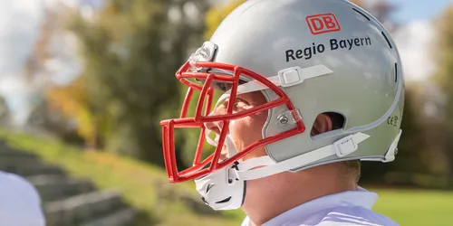 Footballspieler mit Helm mit DB Regio Logo