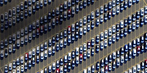 Luftaufnahme eines Parkplatzes mit Autos