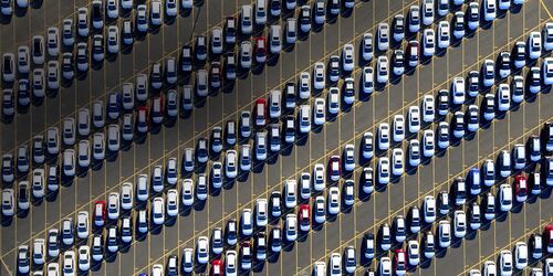Luftaufnahme eines Parkplatzes mit Autos