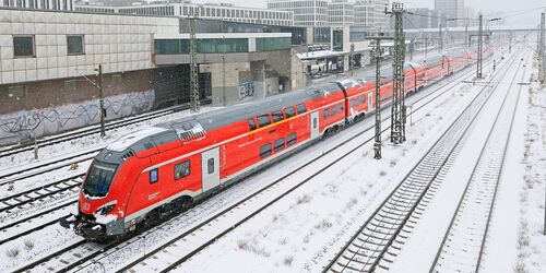 DB Regio Zug auf verschneiten Gleisen