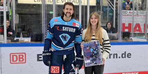 ERC Ingolstadt Spieler und weiblicher Fan auf Eis